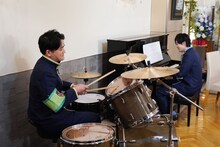 千鳥ノブ（左）と松下洸平（右）のセッションの様子。(c)日本テレビ