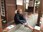 「迷宮グルメ 異郷の駅前食堂」で香川を訪れ、足湯で悲劇に見舞われるヒロシ。(c)BS朝日