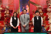 （左から）永島優美アナ、有吉弘行、バカリズム。(c)フジテレビ