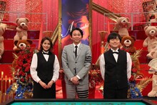 （左から）永島優美アナ、有吉弘行、バカリズム。(c)フジテレビ
