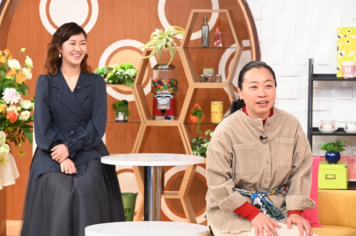 左から村上佳菜子、いとうあさこ。(c)日本テレビ