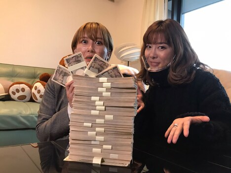 元伝説のキャバ嬢・エンリケのもとを訪ねたラランド・サーヤ（左）。