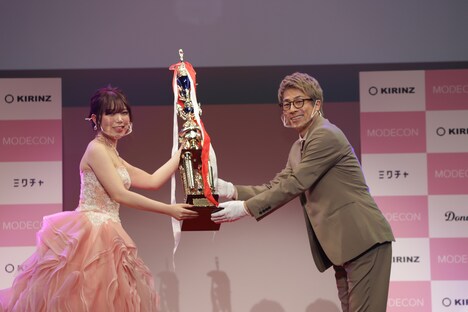 左から沖野珠美、ロンドンブーツ1号2号・田村淳。