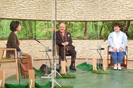 左から阿川佐和子、角野卓造、ハリセンボン春菜。