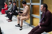 ネタを鑑賞するレギュラー陣。