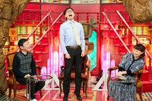 おいでやす小田（中央）とナインティナイン岡村（左）、なるみ（右）。(c)ABCテレビ