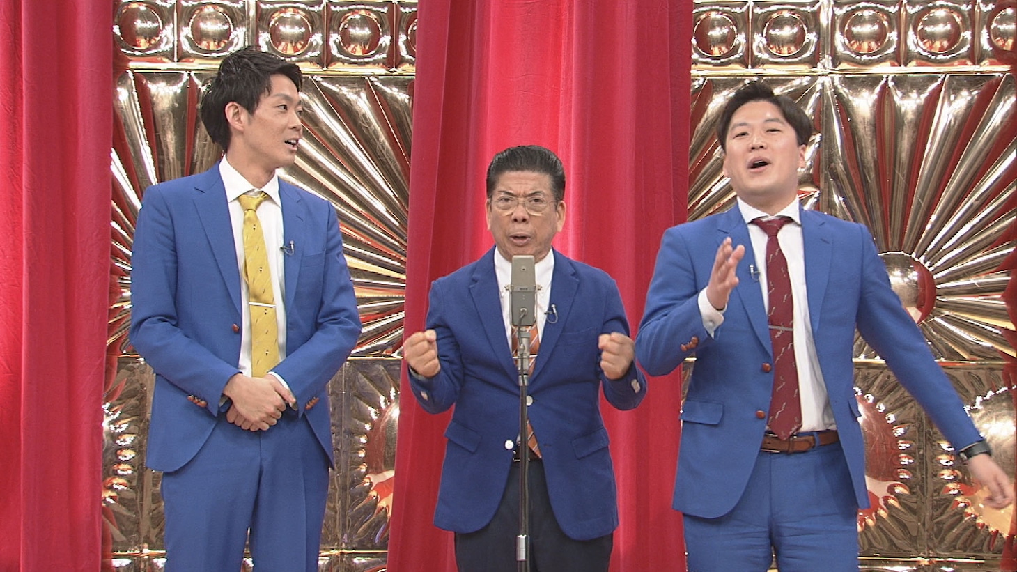 ネイビーズアフロと西川きよし（中央）。