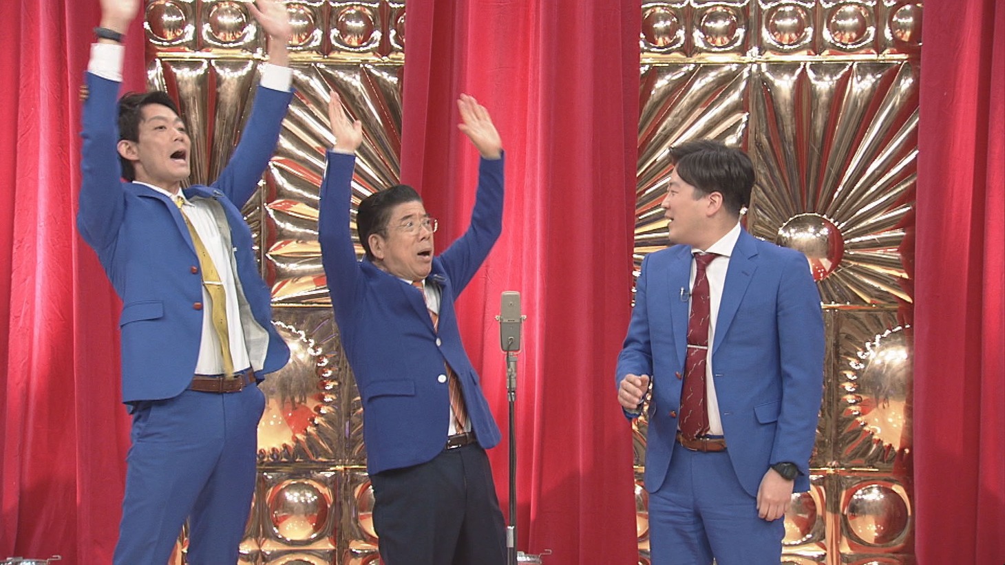 ネイビーズアフロと西川きよし（中央）によるトリオ漫才の様子。