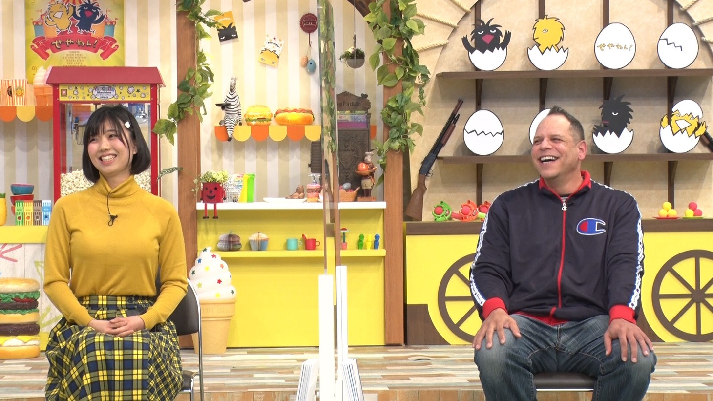 “外国人友達”の曽麻綾（左）とジャボリ・ジェフ（右）。