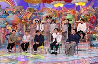 「アメトーーク！」に「仲良し同居芸人」として出演する（前列左から）ジャングルポケット太田＆チョコレートプラネット松尾＆シソンヌじろう、アインシュタイン稲田＆すゑひろがりず三島、（後列左から）オズワルド伊藤＆蛙亭・岩倉、霜降り明星せいや＆ニッポンの社長・ケツ。(c)テレビ朝日