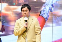 決め顔で「相方」と答える霜降り明星せいや。