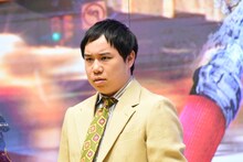 “デカ媒体”に顔面をアピールする霜降り明星せいや。