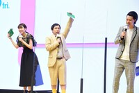 クイズに正解したのは飯豊まりえ（左）と霜降り明星せいや（中央）。