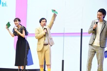 クイズに正解したのは飯豊まりえ（左）と霜降り明星せいや（中央）。