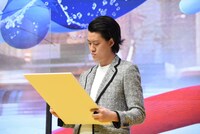 イラストを描く霜降り明星・粗品。