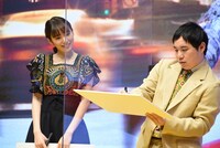 体の動きをイメージしながらイラストを描く霜降り明星せいや（右）。