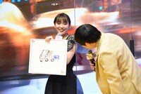 楽屋で描いていたイラストを披露する飯豊まりえ。