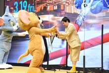 応援団のたすきを受け取る霜降り明星せいや。