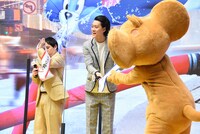 応援団のたすきを受け取る霜降り明星・粗品。