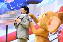 ジェリーにたすきを整えてもらう霜降り明星・粗品。