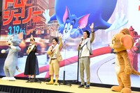 「トムとジェリー」を応援することを宣言する飯豊まりえと霜降り明星。