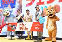 左からトム、飯豊まりえ、霜降り明星、ジェリー。