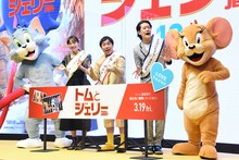 左からトム、飯豊まりえ、霜降り明星、ジェリー。