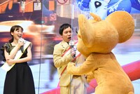 ジェリーにパネルを押される霜降り明星せいや。