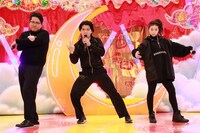 マヂカルラブリーと峯岸みなみ。(c)フジテレビ