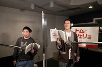 アフレコに臨む霜降り明星。