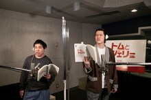 アフレコに臨む霜降り明星。