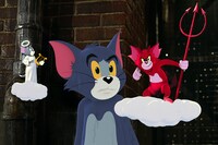 「トムとジェリー」より、霜降り明星せいやが声を当てる天使（左）と粗品が声を当てる悪魔（右）。