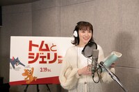 アフレコに臨む飯豊まりえ。