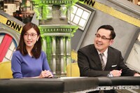 （左から）小澤陽子アナ、アリタ哲平。(c)フジテレビ