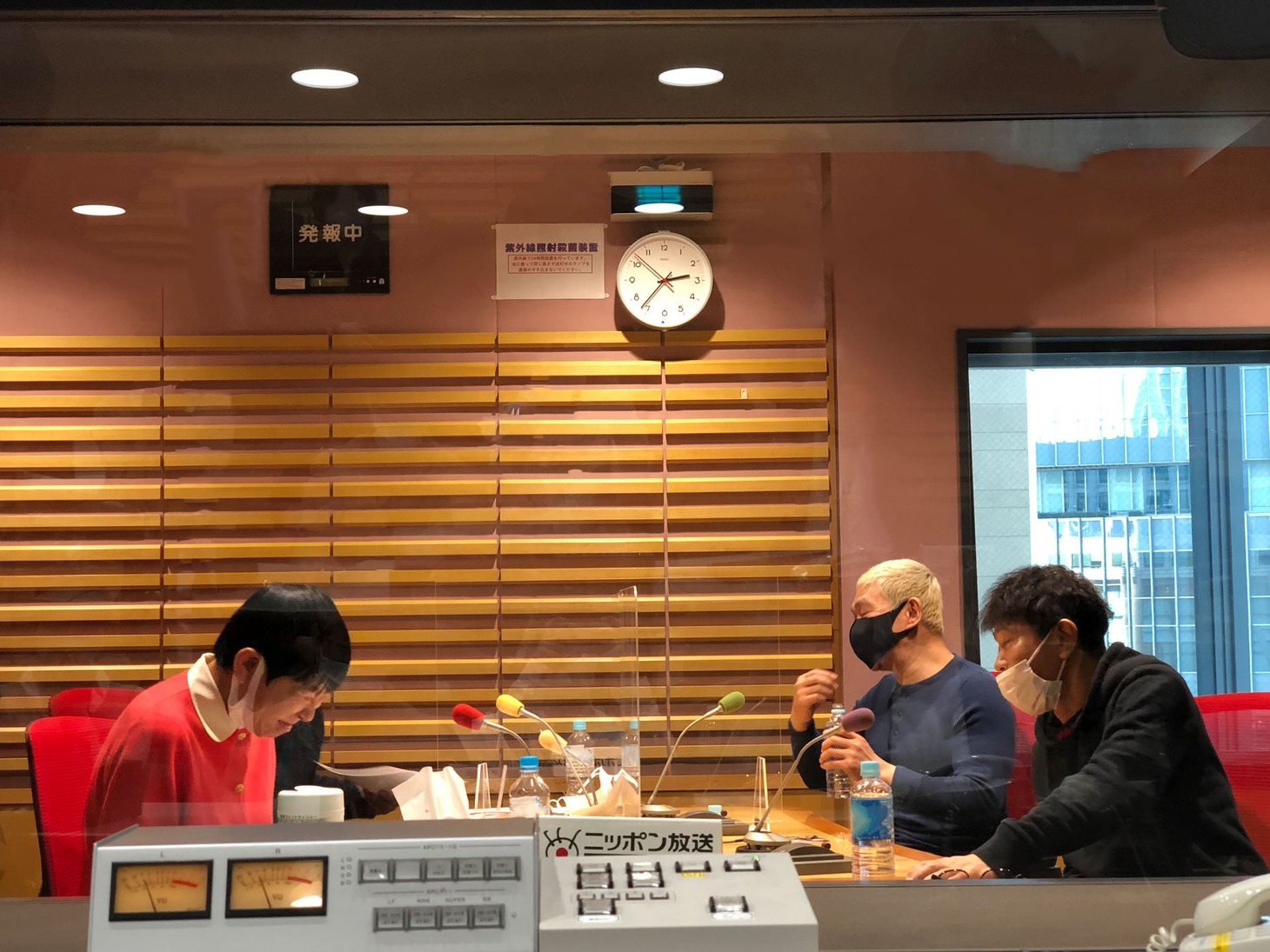 収録中の和田アキ子とダウンタウン。(c)ニッポン放送