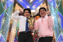 漫才特番「グランマンザイ」で「M-1グランプリ」王者対決をミルクボーイと繰り広げるマヂカルラブリー。(c)M-1グランプリ事務局