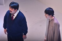 空気階段の第4回単独ライブ「anna」エンディングの様子。