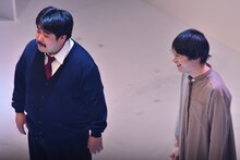 空気階段の第4回単独ライブ「anna」エンディングの様子。