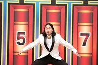 ルシファー吉岡のギャグ「ズドン！」を披露するかが屋・賀屋。