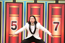 ルシファー吉岡のギャグ「ズドン！」を披露するかが屋・賀屋。