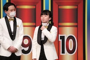 寺田寛明に似ているか確認してもらう高田ぽる子(右)。