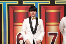 高田ぽる子に似ているか確認してもらう寺田寛明。