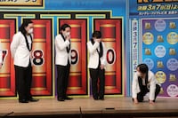 「R-1」は調べ尽くしているとと何やら計算し始めるゆりやんレトリィバァ（右）。