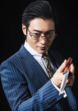 カシワギ役の山口大地。