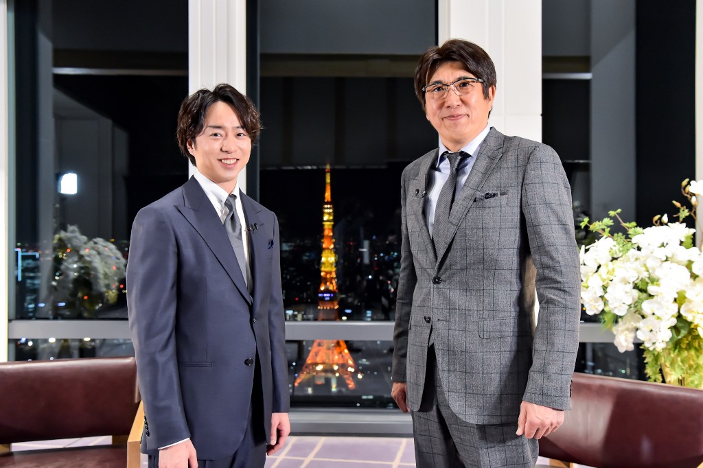 「櫻井・有吉THE夜会」で“サシトーク”を繰り広げる（左から）櫻井翔、石橋貴明。(c)TBS