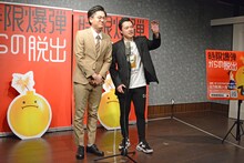 漫才を披露する東京ホテイソン。