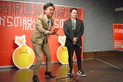 漫才を披露する東京ホテイソン。