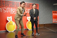 漫才を披露する東京ホテイソン。