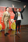 漫才を披露する東京ホテイソン。