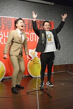 漫才を披露する東京ホテイソン。